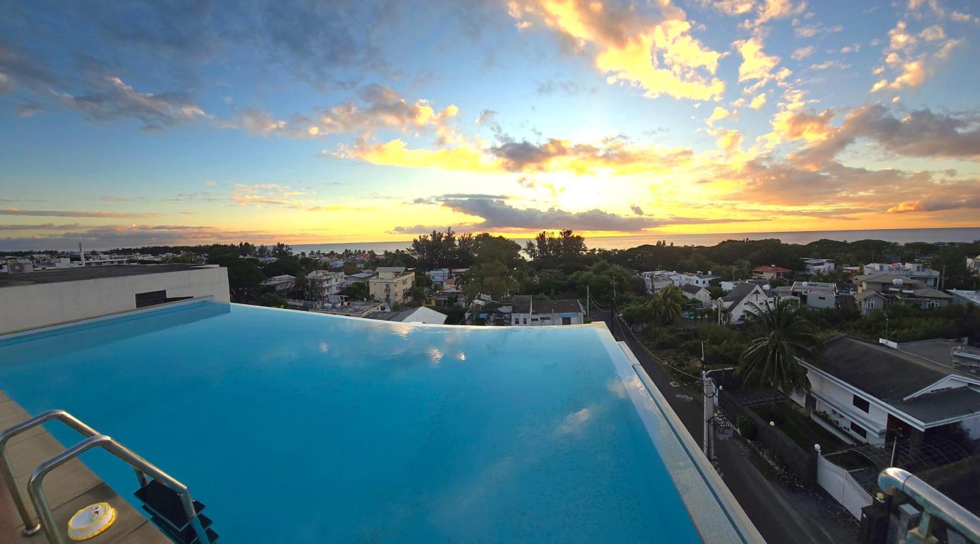Appartamento Luxury Penthouse With Infinity Pool & Stunning Sea View Flic-en-Flacq Esterno foto