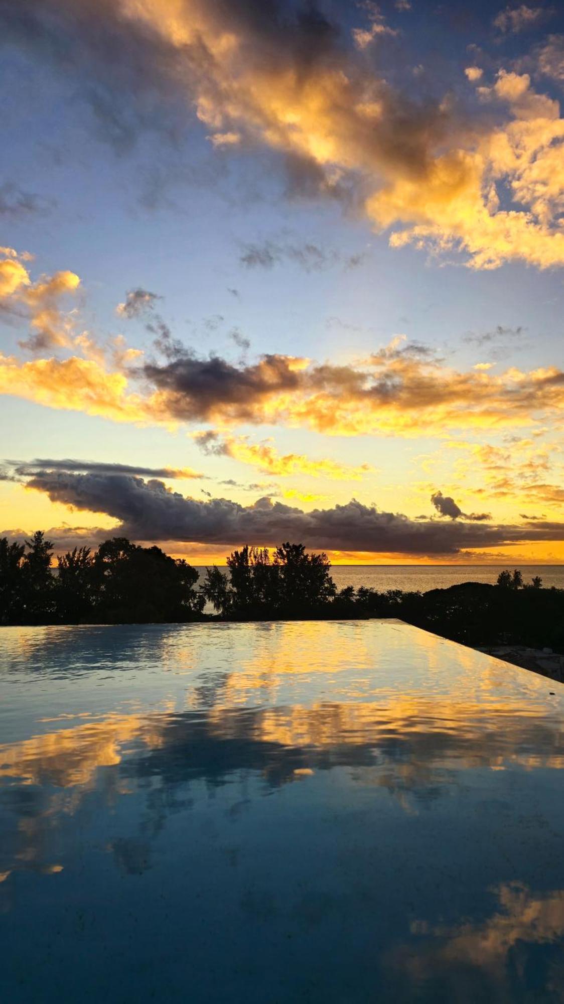 Appartamento Luxury Penthouse With Infinity Pool & Stunning Sea View Flic-en-Flacq Esterno foto
